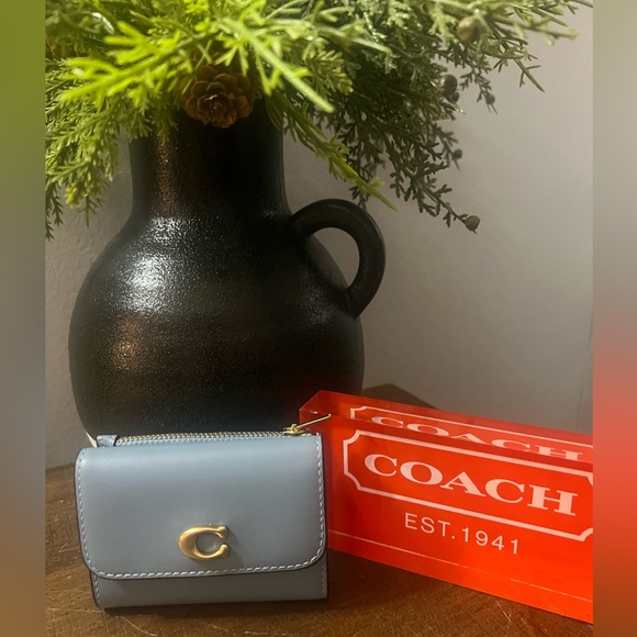 Coach Essential Card Bifold Wallet (NWT) - Picture 1 of 11
